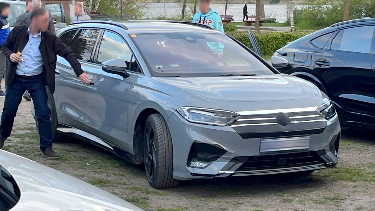 New Volkswagen ID.7 Estate Spotted Testing For The First Time | Auto ...